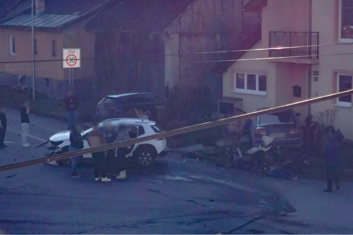 Foto: Vážna havária so zraneniami na Orave. Auto po kolízii narazilo do domu