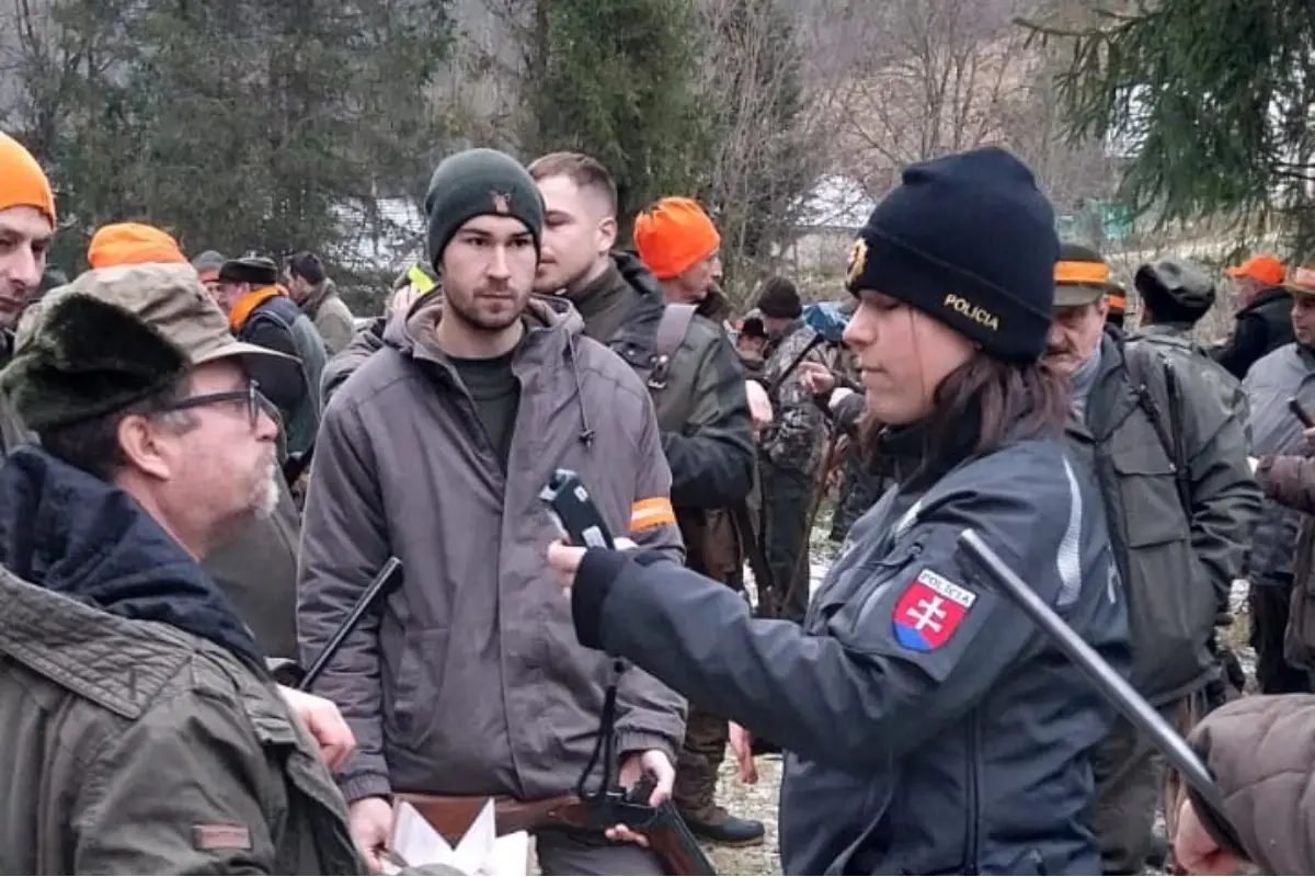 FOTO: Neobvyklá kontrola na Orave: Policajtky sa zamerali na držiteľov zbraní počas poľovačky