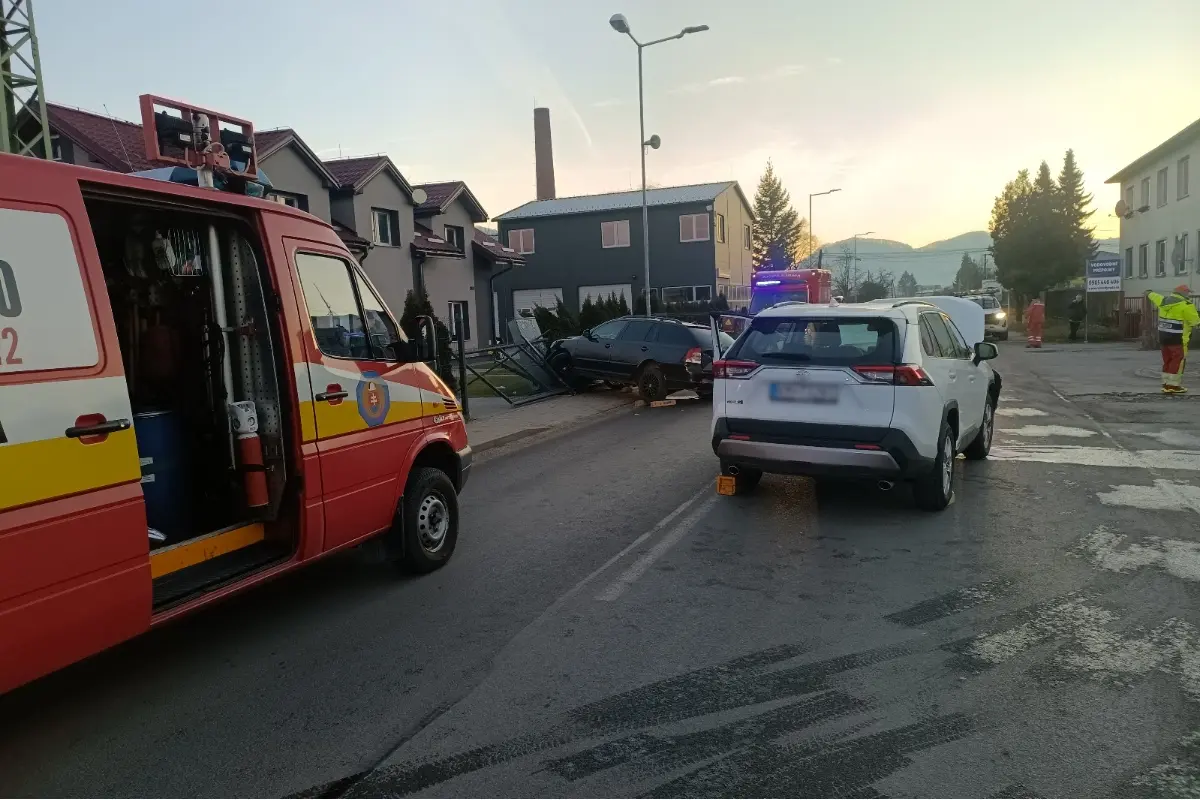 FOTO: Cestu na Kysuciach blokuje vážna nehoda so zraneniami. Jedno auto skončilo v plote