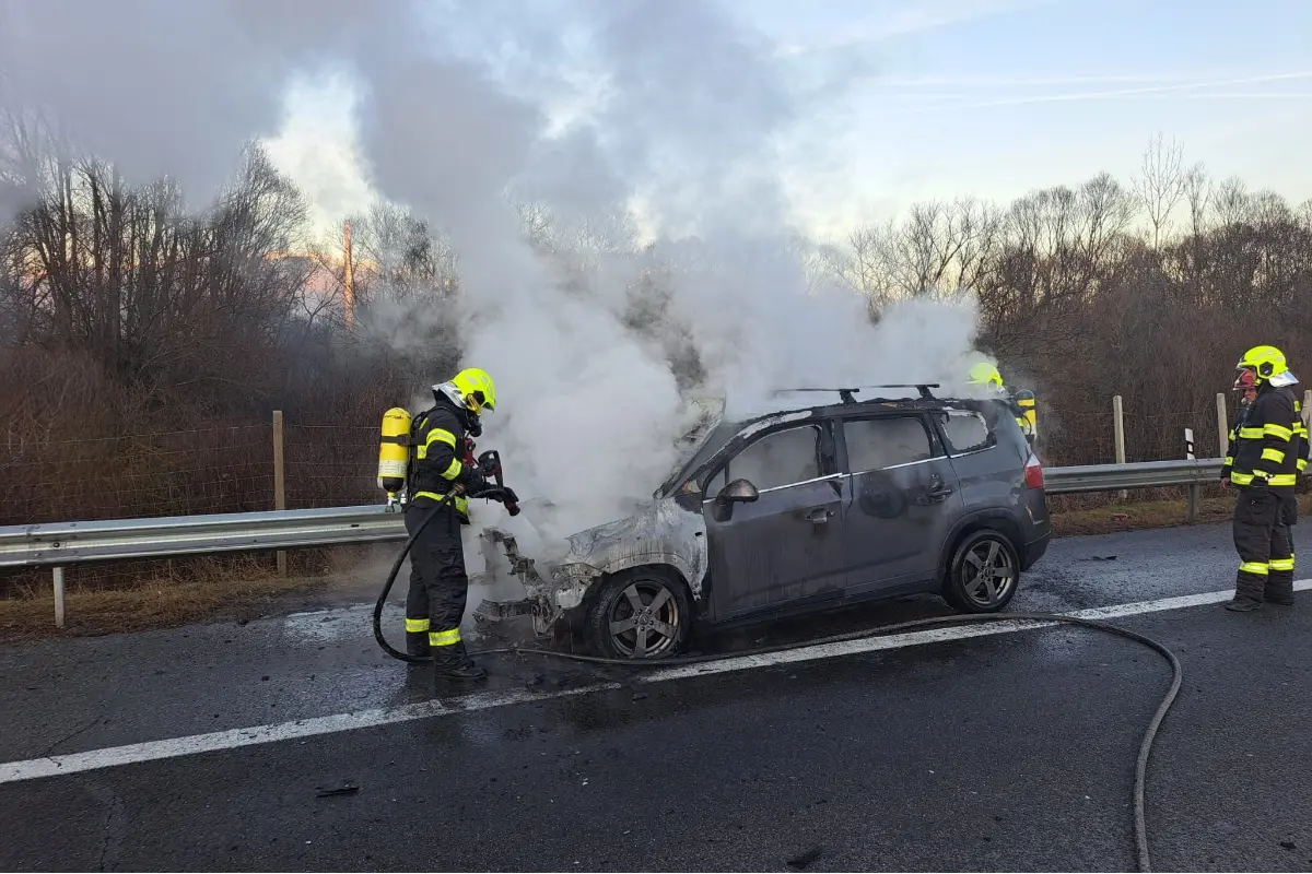 Foto: Auto skončilo v plameňoch priamo na diaľnici. Doprava na Liptove je obmedzená