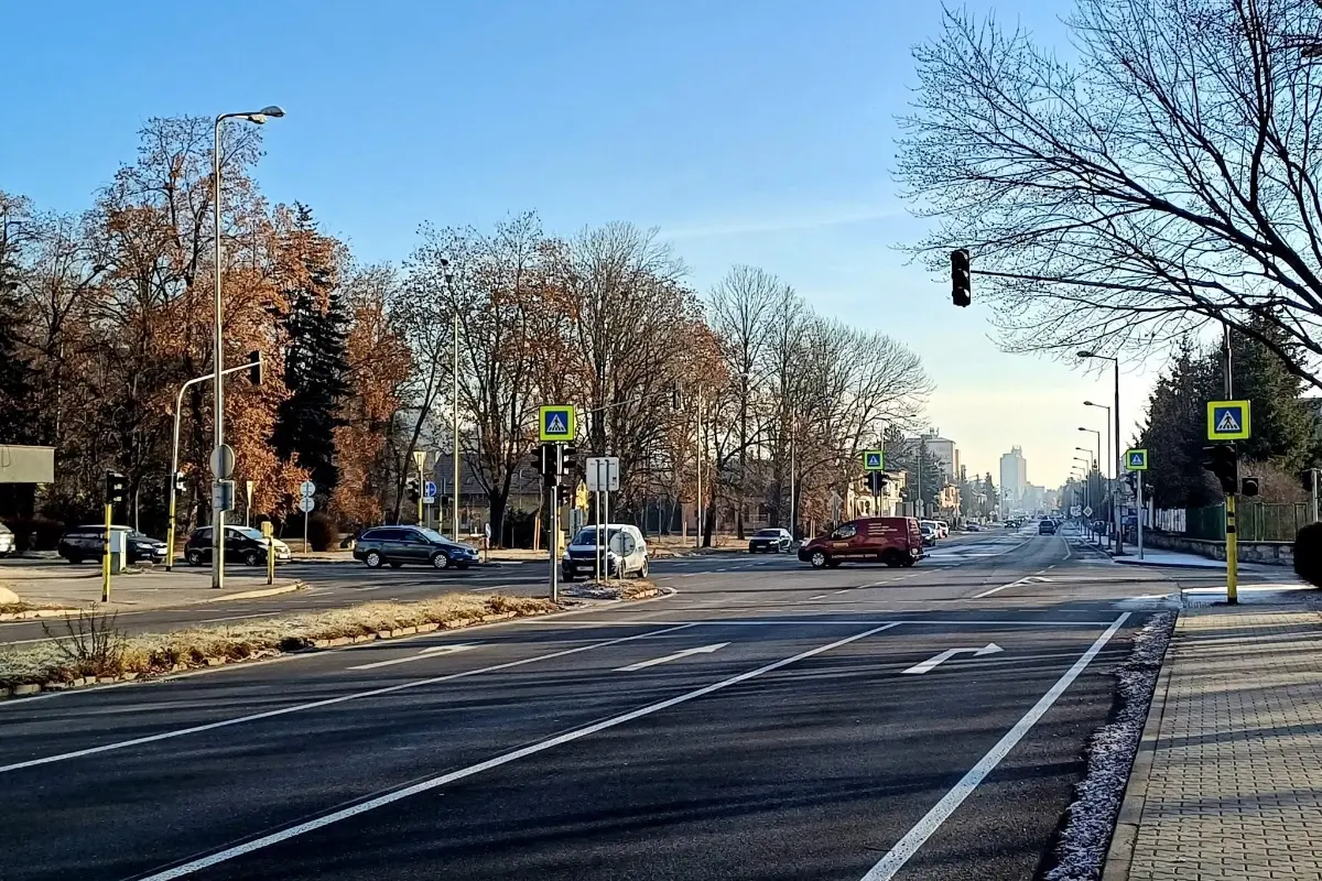 Foto: Vandali vytrhli káble na semafore. Ohrozili tým motoristov na hlavnom ťahu na Liptove