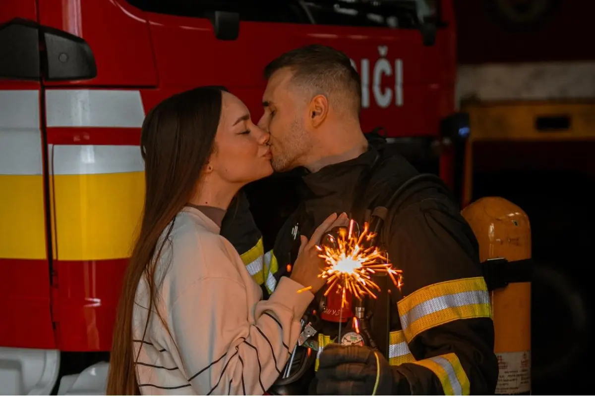 Foto: Bozk od hasiča má žene priniesť šťastie do nového roka, mnohé partnerky sa ho dnes nedočkajú