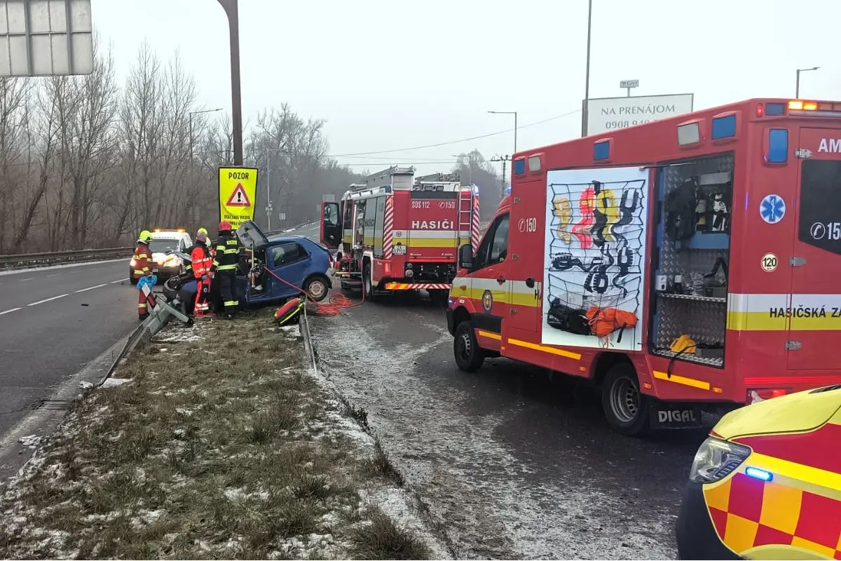 FOTO: Pri tragickej nehode za Žilinou vyhasol život 47-ročnej ženy. Vodičku previezli do nemocnice