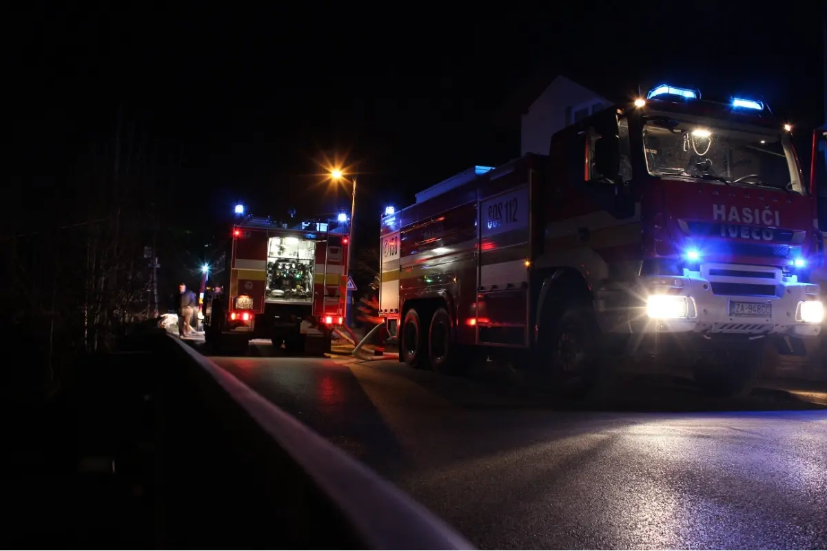 Foto: V Kvačanoch sa o polnoci rozhorela drevenica. Na vine bol zlý stav elektroinštalácie