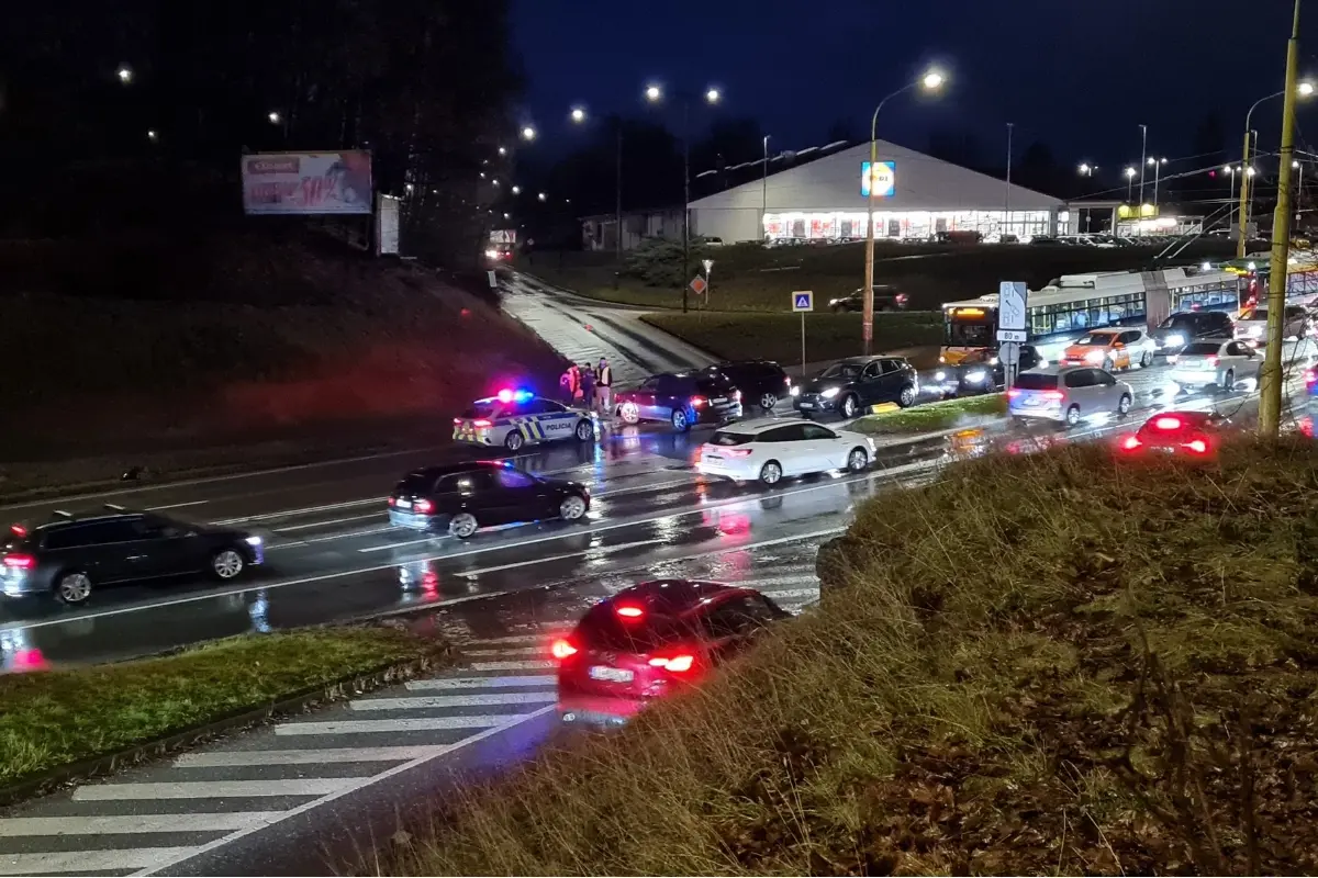 Foto: Premávku na Vysokoškolákov blokujú havarované vozidlá. Zrazili sa pri odbočke na Nemocničnú