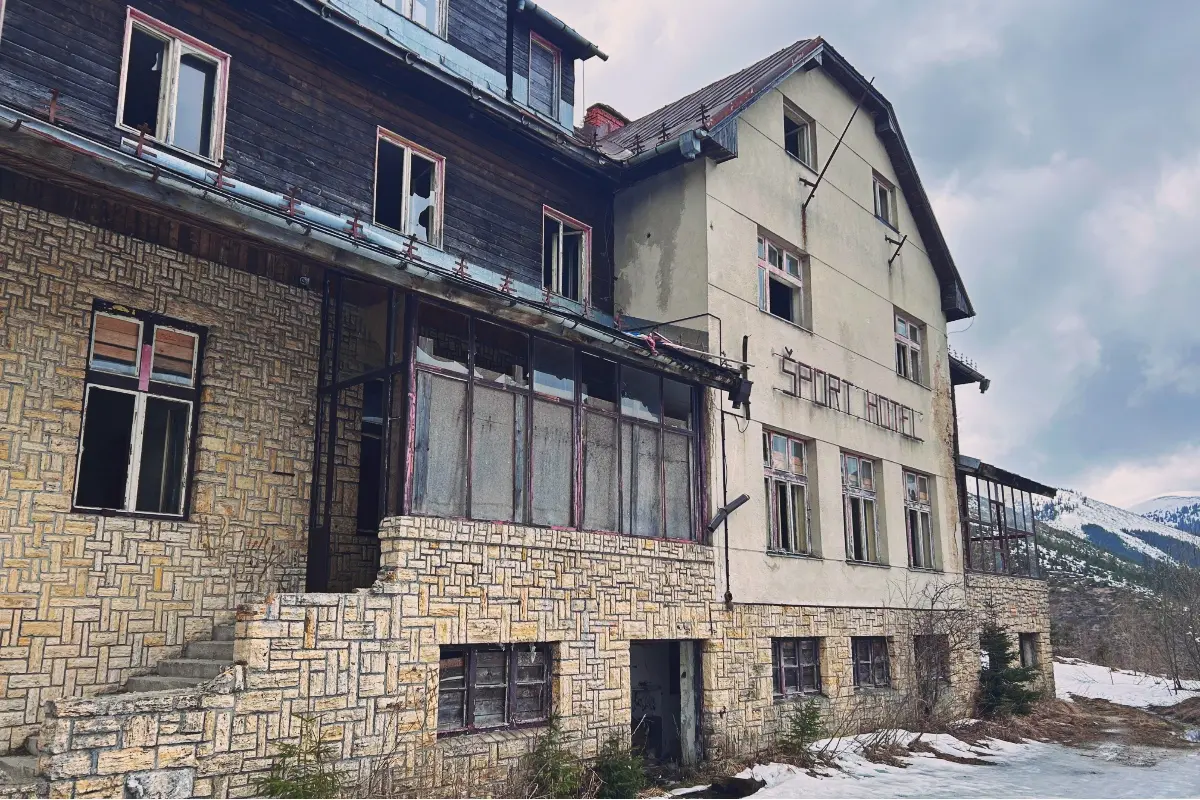 FOTO: Z mafiánskeho brlohu je dnes už len ruina. Športhotel Čertovica mali v rukách aj černákovci