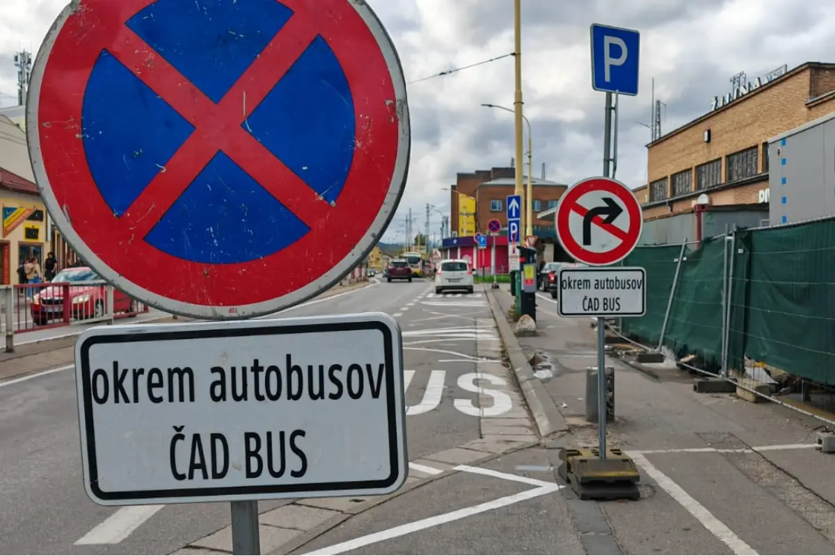 Foto: Žilinskí taxikári nemajú kde zastať, keď vezú ľudí na vlak. Mesto vyhradí miesta pre nich aj pre ZŤP