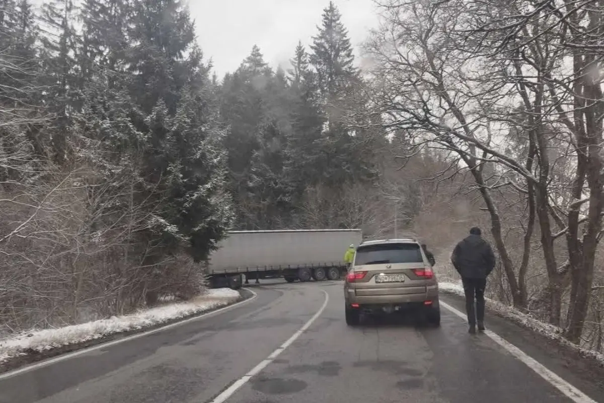 Foto: Horský priechod Príslop je neprejazdný. Skrížený kamión čaká na odťahovú službu