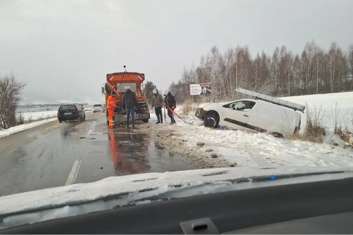 Foto: Na mokrej ceste na Orave došlo k nehode, auto vyťahujú z jarku