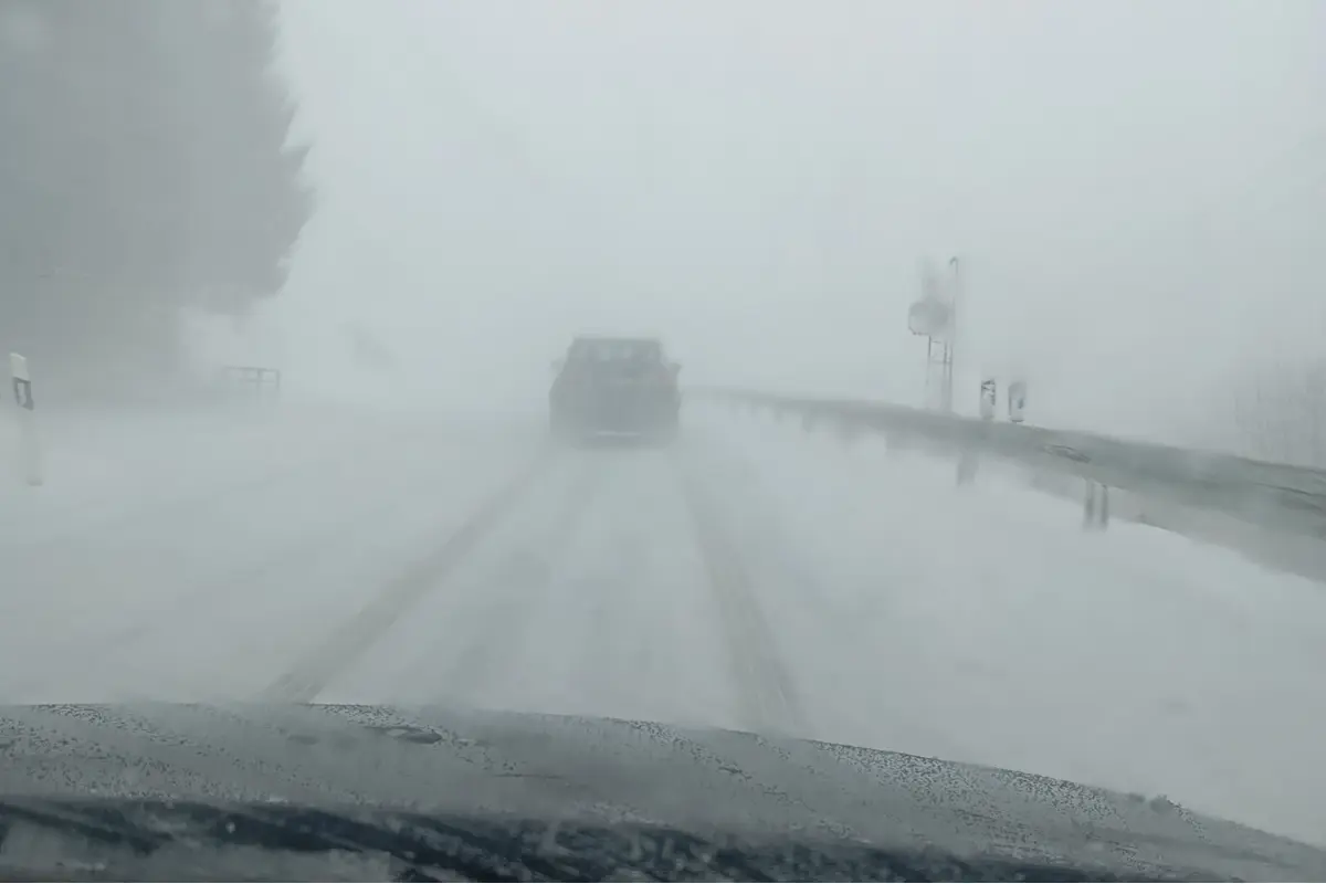 Foto: V Žilinskom kraji husto sneží, zapnite si svetlá! Autá takmer nevidieť, vznikajú kolízne situácie