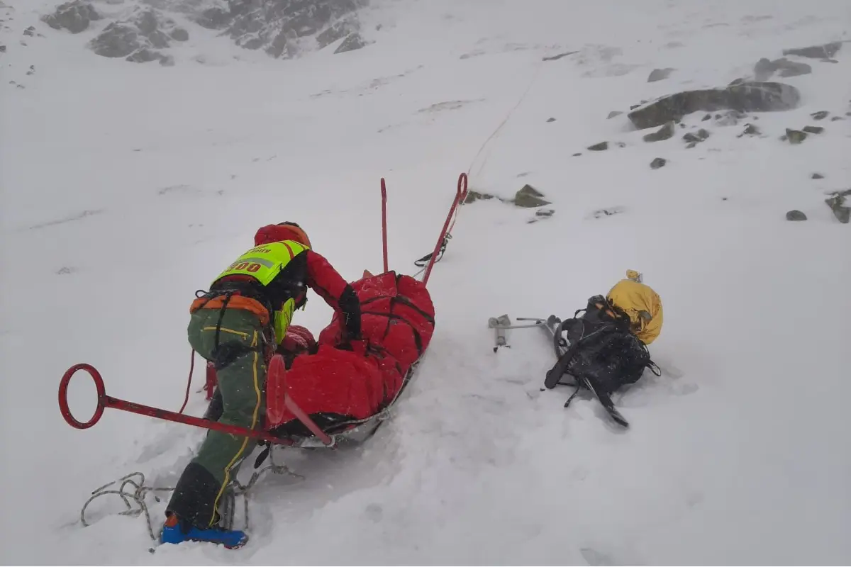 Foto: Do nebezpečného žľabu pod Chopkom spadol 14-ročný snowboardista. Vyťahovali ho lanom