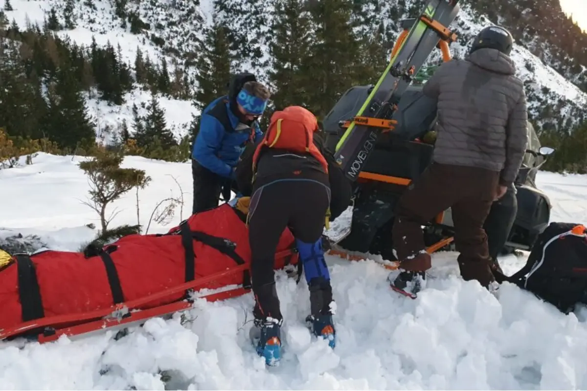 Foto: Lyže musel vymeniť za kanadské sane. Skialpinista sa nad Žiarskou chatou vážne zranil