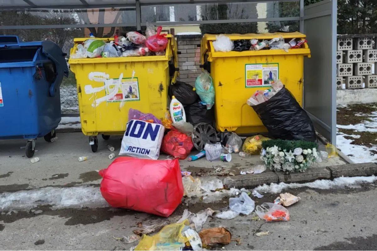 Foto: Obec pri Žiline čelí problému. Okolo kontajnerov sa kopia odpadky, miestnym vadí zápach a potkany