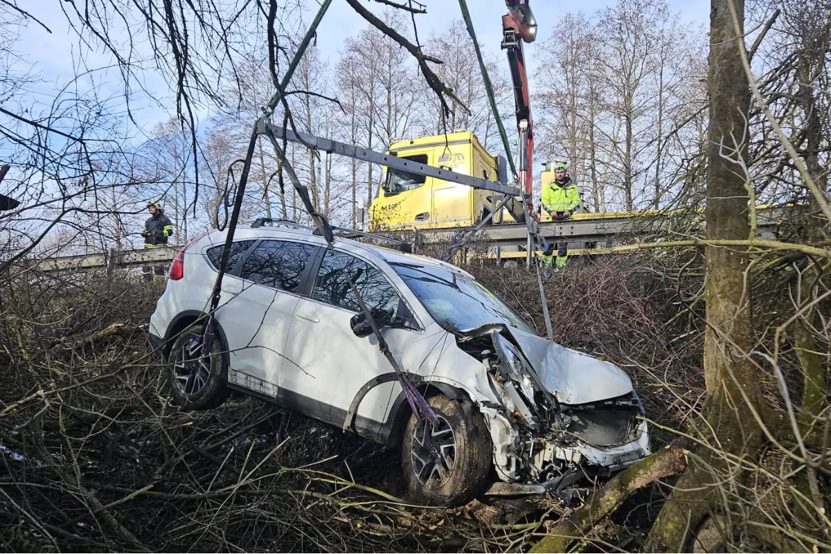 FOTO: Pri odbočke na Stráňavy auto preletelo cez zvodidlá a skončilo v stromoch vedľa cesty