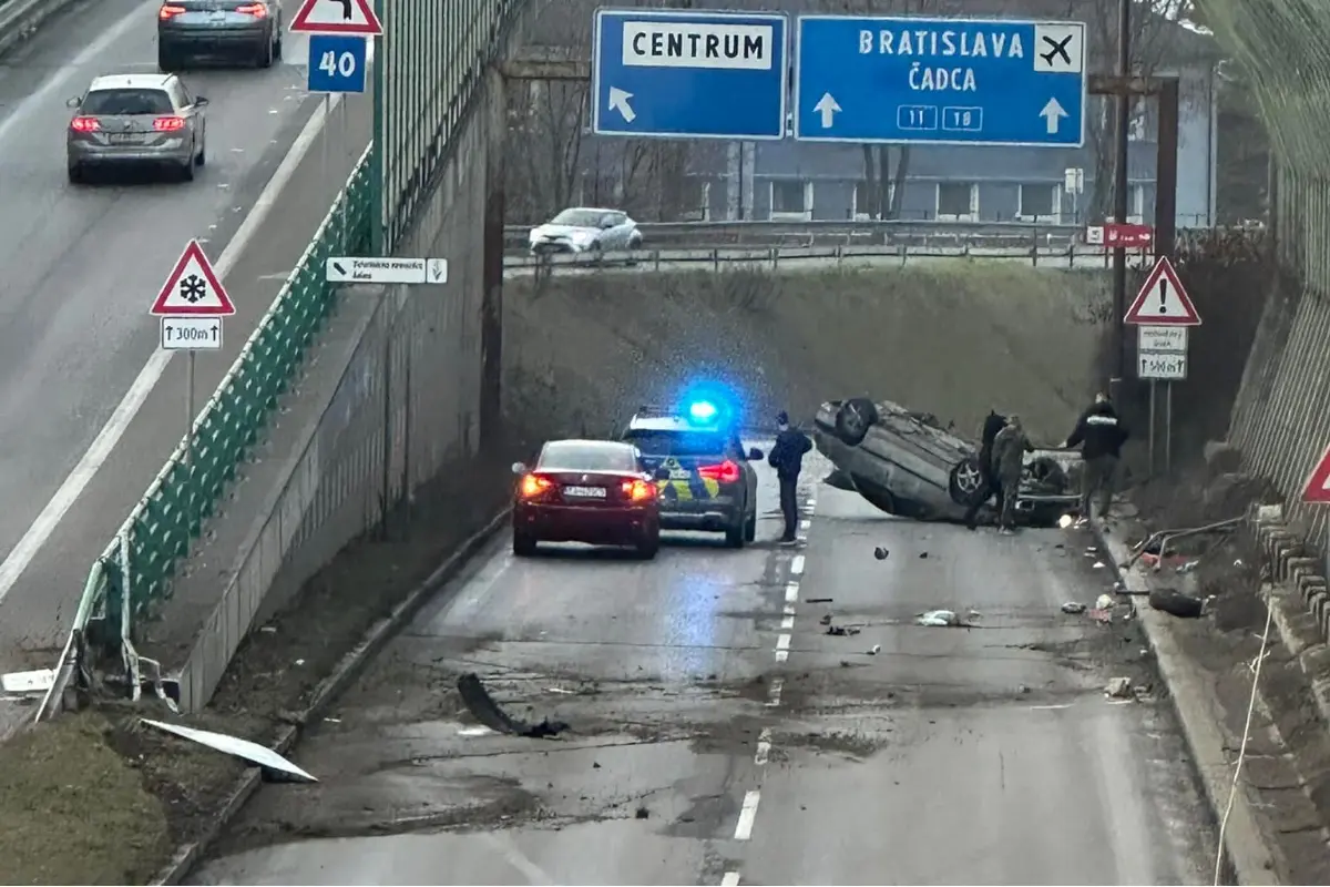 Foto: Na obchvate Žiliny havarovalo auto. Prevrátilo ho na strechu, na ceste sú rozsypané jeho časti