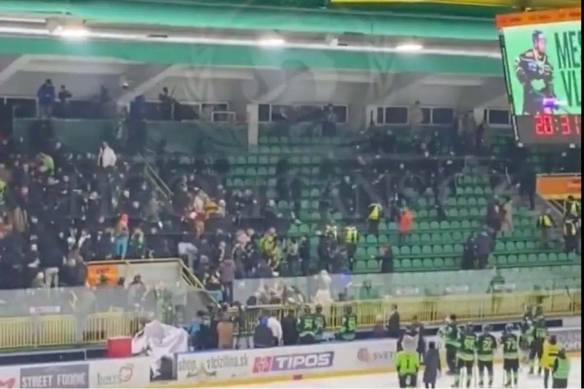 Foto: Po hokejovom zápase v Žiline sa strhla obrovská bitka. Zasahovali ťažkoodenci