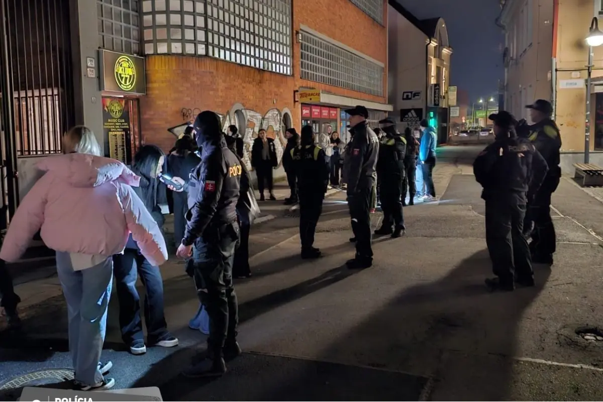 FOTO: Žilinskí policajti kontrolovali opitú mládež v baroch. Fúkať muselo vyše tristo detí