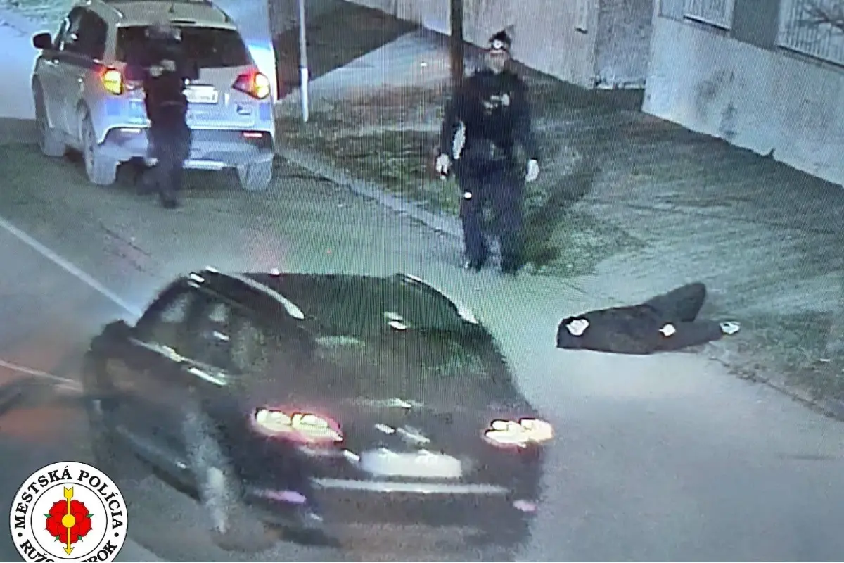 FOTO: Na ceste v Ružomberku ležal nevládny muž. Mestskí policajti ho zbadali na kamerách