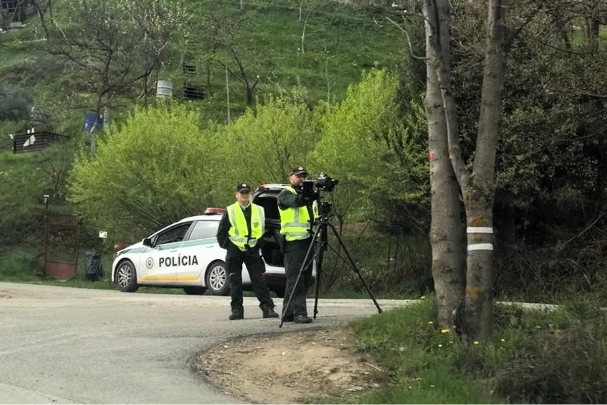 Foto: Vodič s ťažkou nohou na plyne preletel obcou pri Bytči. Rýchlosť prispôsobil skôr limitu na diaľnici