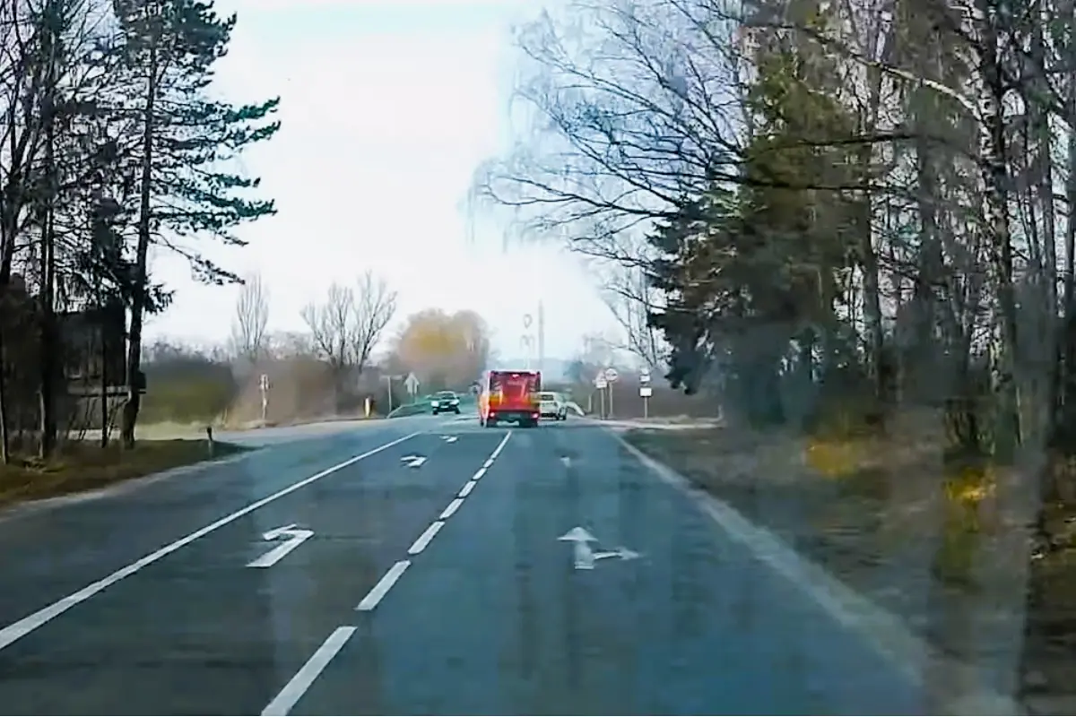 Foto: VIDEO: Riskantný manéver pri Stráňavách. Vodič skrížil cestu hasičom, zrážke sa vyhli len tesne