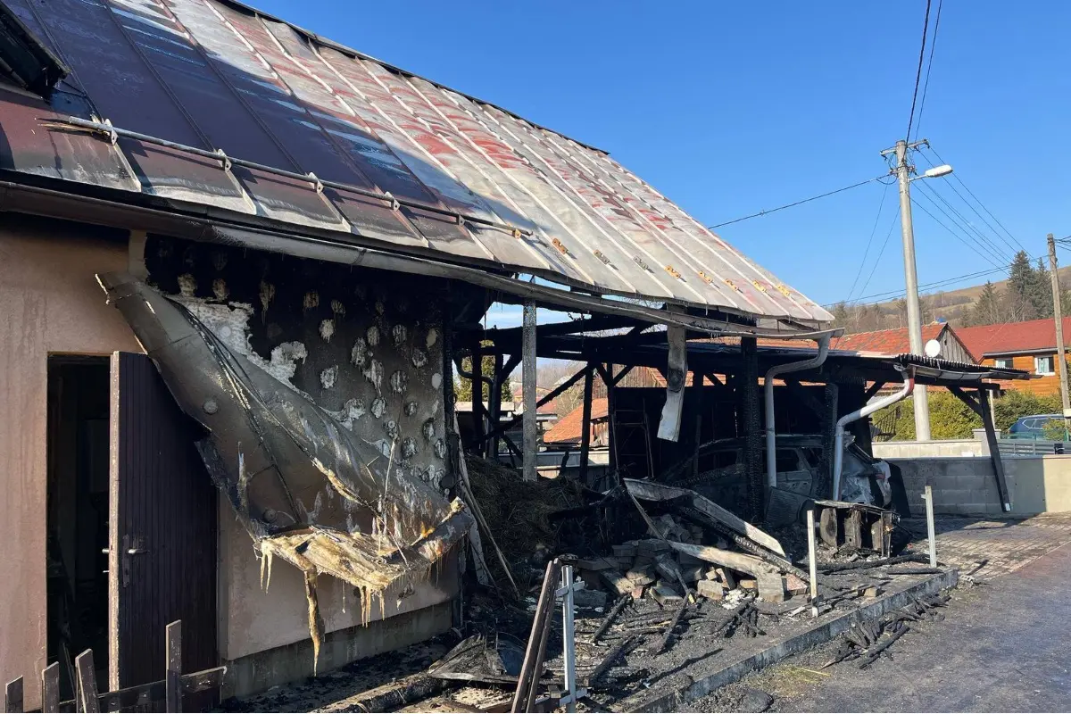 Foto: Nič netušiacej rodine z Oščadnice zhorela stodola, garáž aj auto. Škody vyčíslili na 150-tisíc