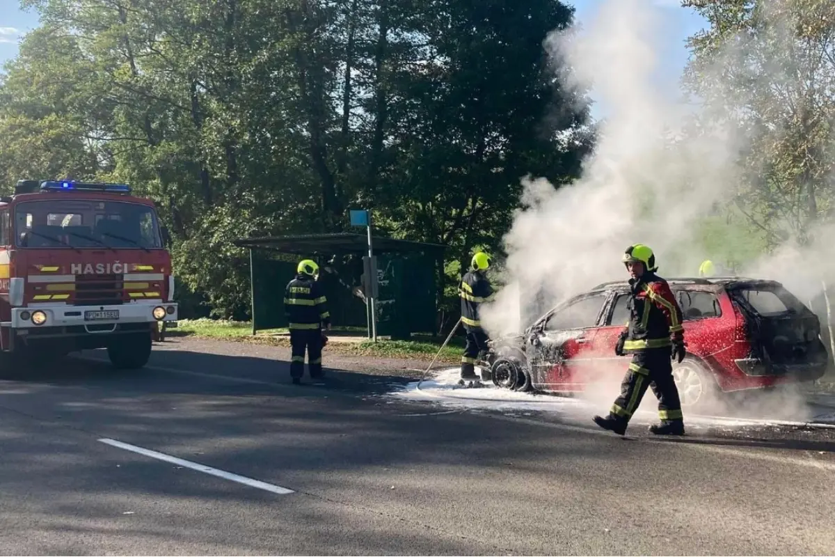 Foto: Po požiari auta na parkovisku vo Svrčinovci museli jednu osobu ošetrovať záchranári