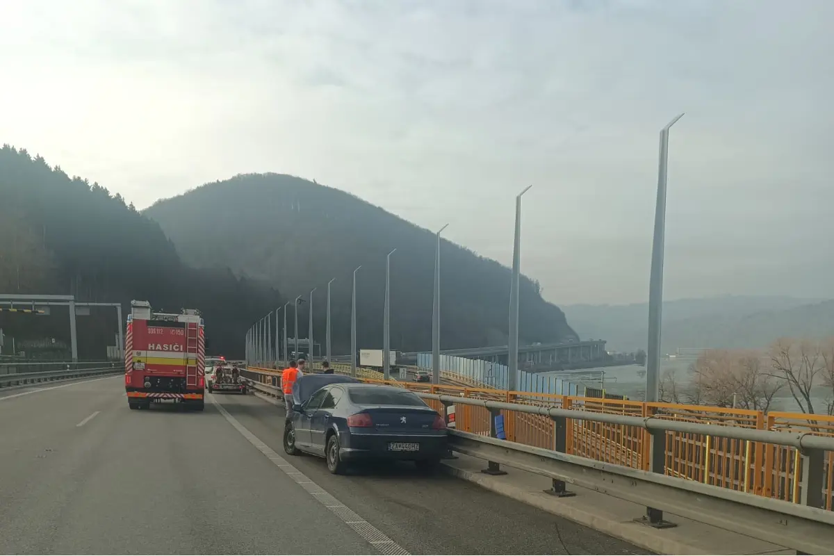 Foto: Na diaľničnom privádzači v Žiline havarovalo auto. Po náraze do zvodidiel je vodič zranený