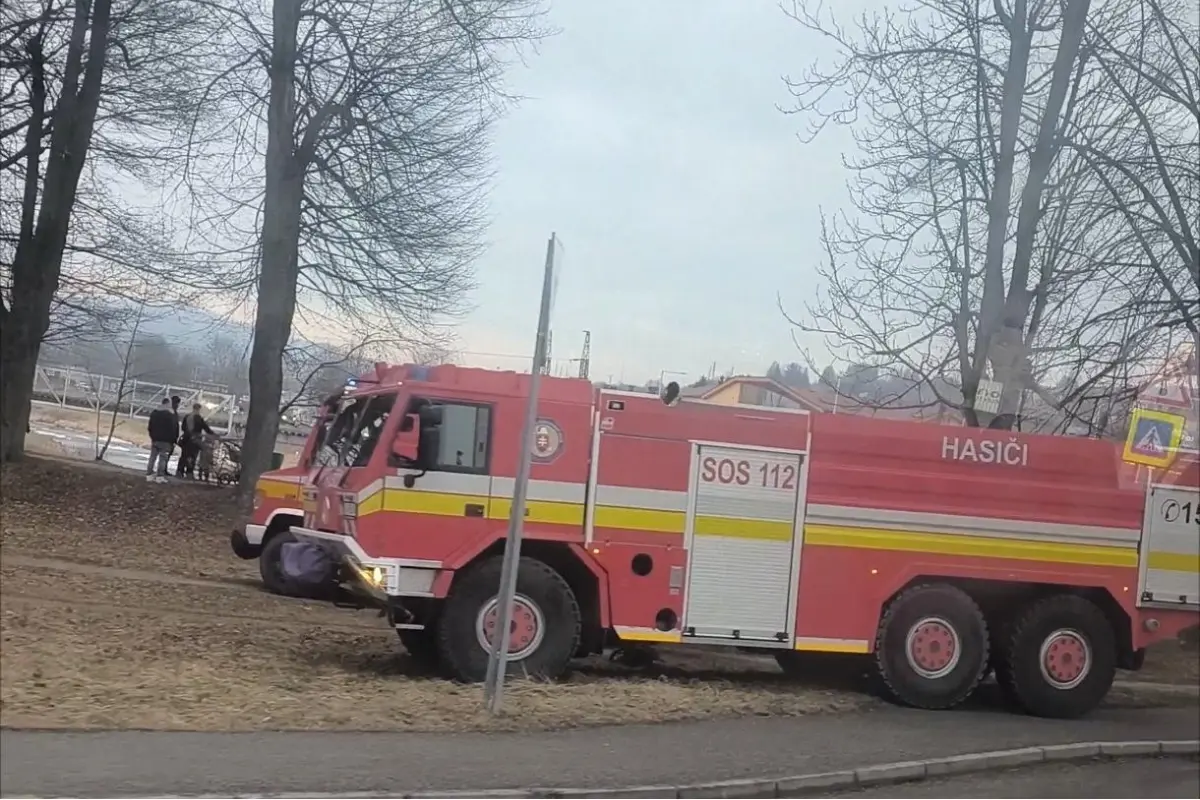 Foto: Hasiči opäť zasahujú pri rieke Kysuca. Hľadajú tam osobu