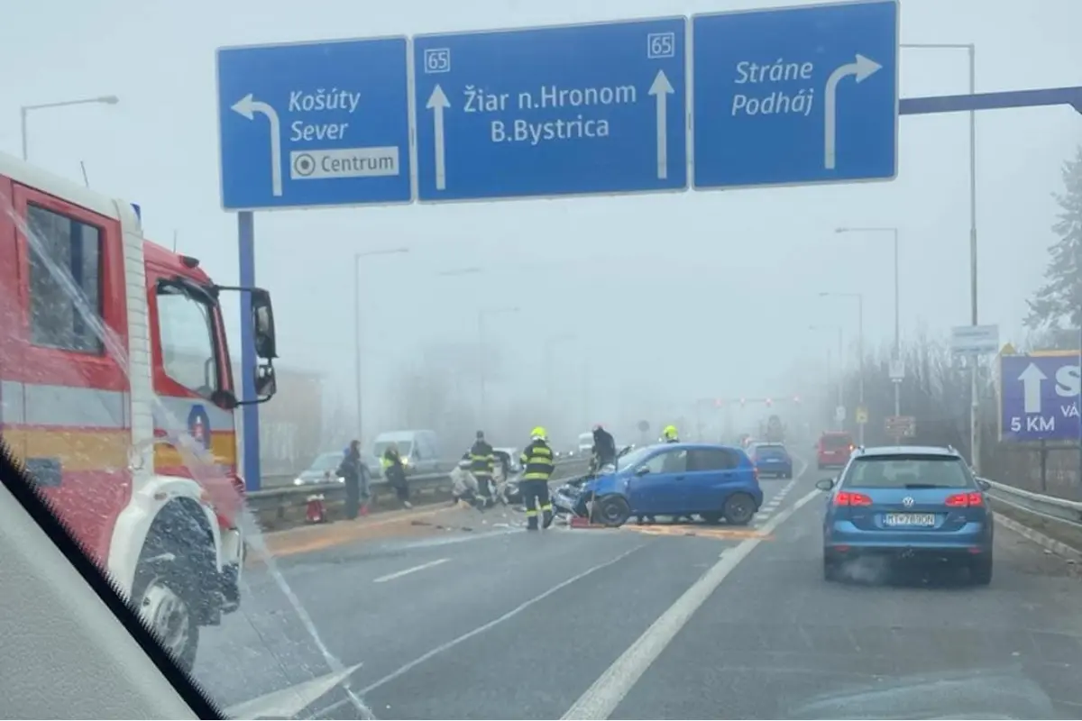 Foto: Ranné nehody na hlavných ťahoch pribúdajú, v Martine sa pred križovatkou zrazili dve autá