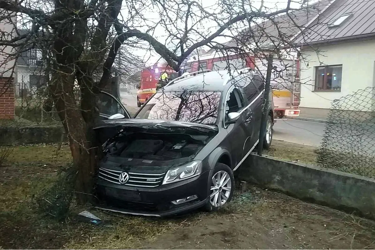 Foto: Vodič v Rajci prerazil plot rodinného domu. Auto zastavil až čelný náraz do stromu