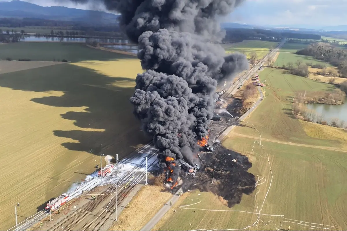 VIDEO a FOTO: V Česku horí vykoľajený vlak s benzénom. Využite spoje cez Čadcu, odporúčajú železnice