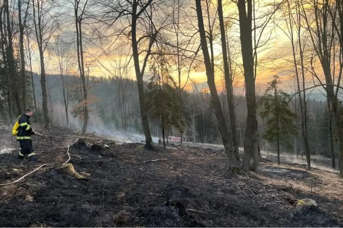 Foto: Rúbaniskom na Kysuciach sa šírili plamene. Hasiči do akcie v náročnom teréne nasadili aj štvorkolky