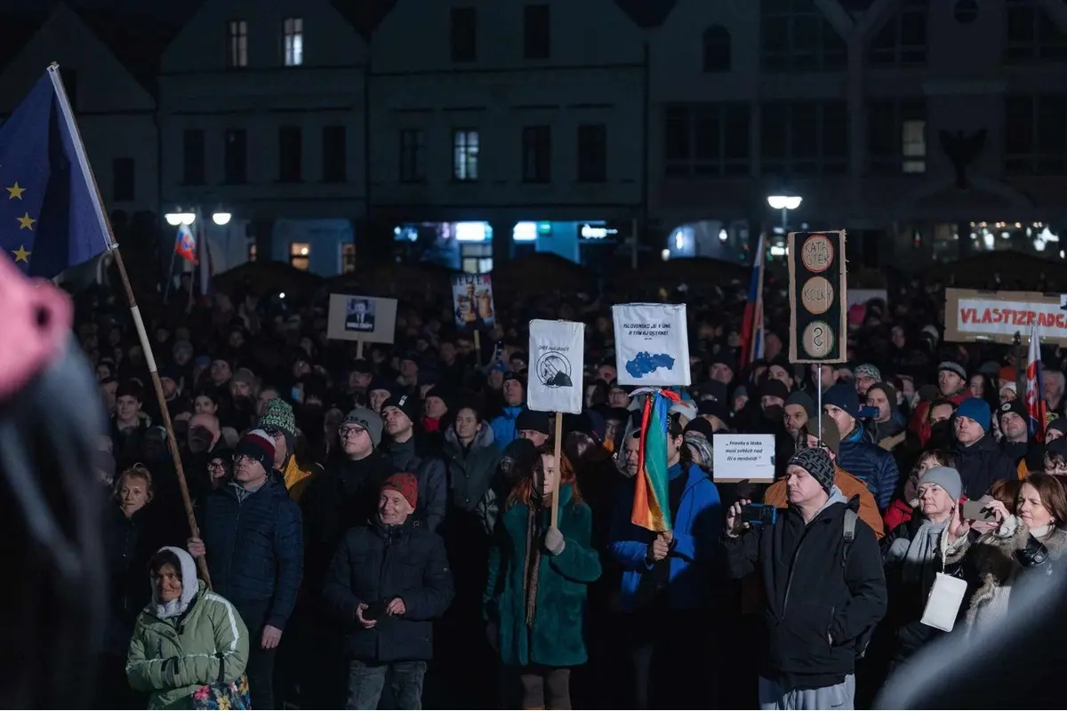 Žilina pokračuje v protestoch. Z pódia sa prihovára Šimečkova partnerka Soňa a ďalší rečníci