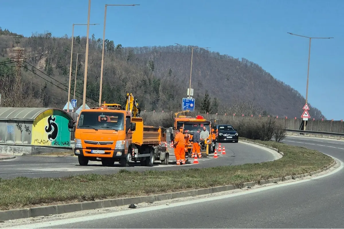 FOTO: V Budatíne opravujú nebezpečné diery na ceste. Hlavný ťah je obmedzený