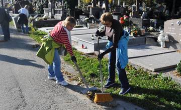 Zamestnanci mesta Žilina, hokejisti a mestskí policajti poupratovali mestské cintoríny