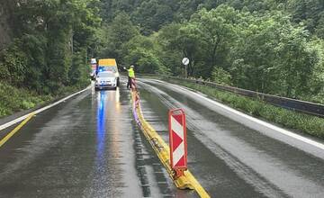 Stojíte v zápche pod Strečnom? V zúženom úseku vykonávajú údržbu dopravného značenia