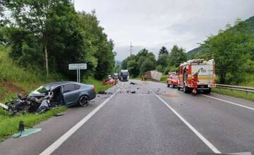 Vážna nehoda pod Strečnom. Osobné auto je úplne rozbité, dva kamióny mimo cesty (FOTO)