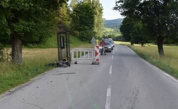 FOTO: Opitý motorkár bez vodičáku mal pri Rajci nehodu. Narazil do kovovej zábrany a spadol na vozovku