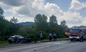 Ďalšia nehoda pod Oščadnicou. Po zrážke s kamiónom skončilo auto v plameňoch