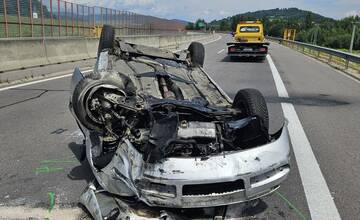 FOTO: Na diaľnici D1 v smere do Žiliny sa prevrátilo auto na strechu. Vodička skončila v nemocnici