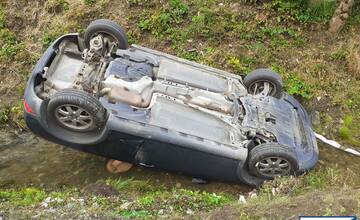 FOTO: V potoku na Kysuciach skončilo auto prevrátené na streche, jeho vodič sa zranil