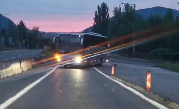 VIDEO: Autu idúcemu do Budatína zablokoval cestu zahraničný autobus v protismere