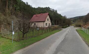 Padajúce skaly v Hričovskom Podhradí spôsobujú naďalej obavy. Autobusovú zastávku opäť presunuli