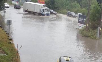 Na Žilinský kraj sa rútia silné búrky. Hrozí paralyzovanie dopravy, povodne aj zosuv svahov