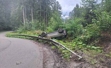 Na Liptove skončilo auto na streche. Jeho vyťahovanie obmedzí premávku