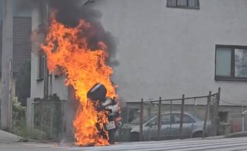 Motorku vo Vrútkach pohltili plamene. K požiaru mieria hasiči z Martina