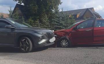 Na oravskej križovatke sa zrazili tri osobné autá, na miesto mieria záchranné zložky