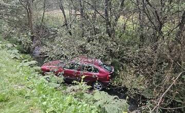 FOTO: Pri Belej skončilo auto v potoku 4 metre pod cestou. Jeho vyťahovanie obmedzilo premávku