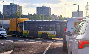 Na križovatke pri žilinskom Metre sa zrazili dve vozidlá. Jedným z nich je autobus mestského dopravcu