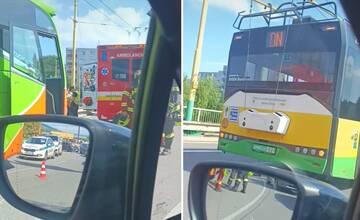 Na Rondli sa zrazili trolejbus, autobus a osobné auto. Križovatka je upchatá (VIDEO)